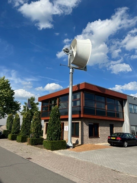 Windturbine bij een kantoor