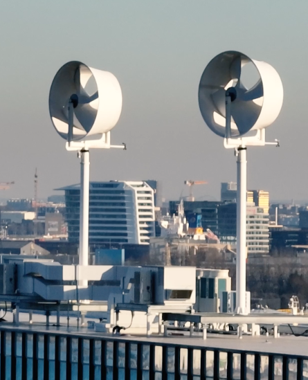 De windturbines op een logistiek centrum