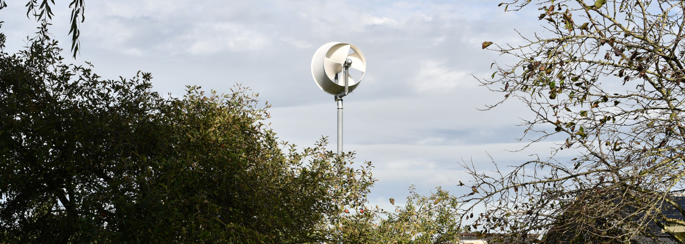 De windturbine tussen de bomen