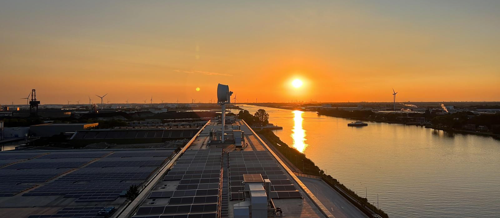 De windturbine in de avond