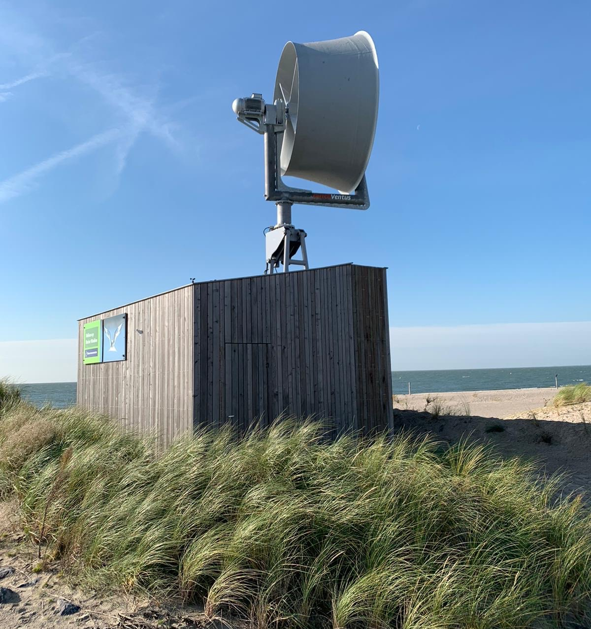 Windturbine aan de kust