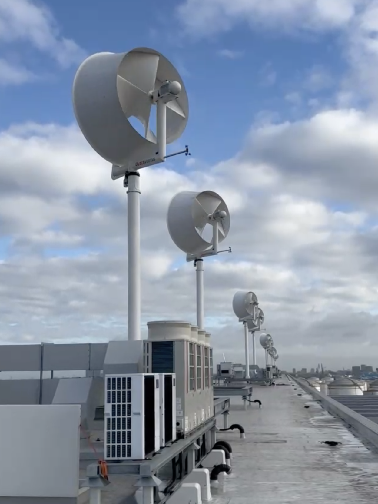 Windturbine op een logistiek centrum